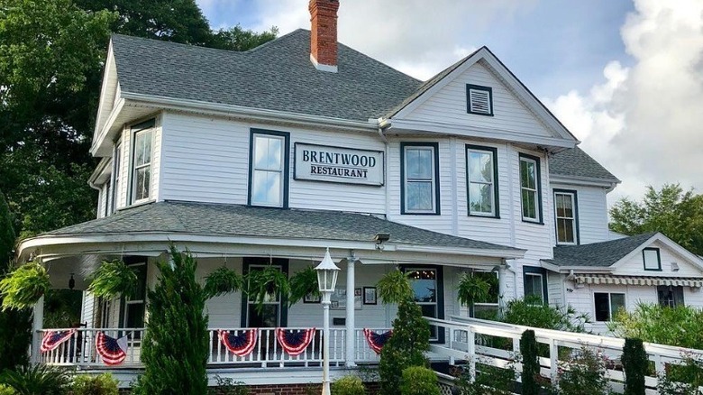 The outside of Brentwood Restaurant