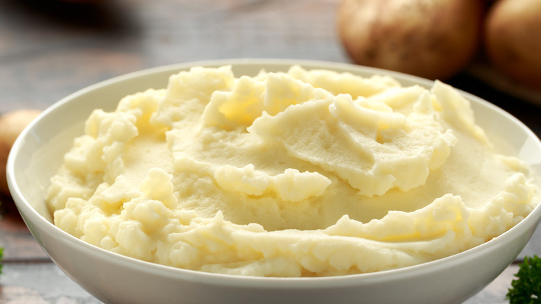 bowl of mashed potatoes