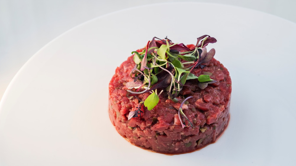 Steak tartare with salad