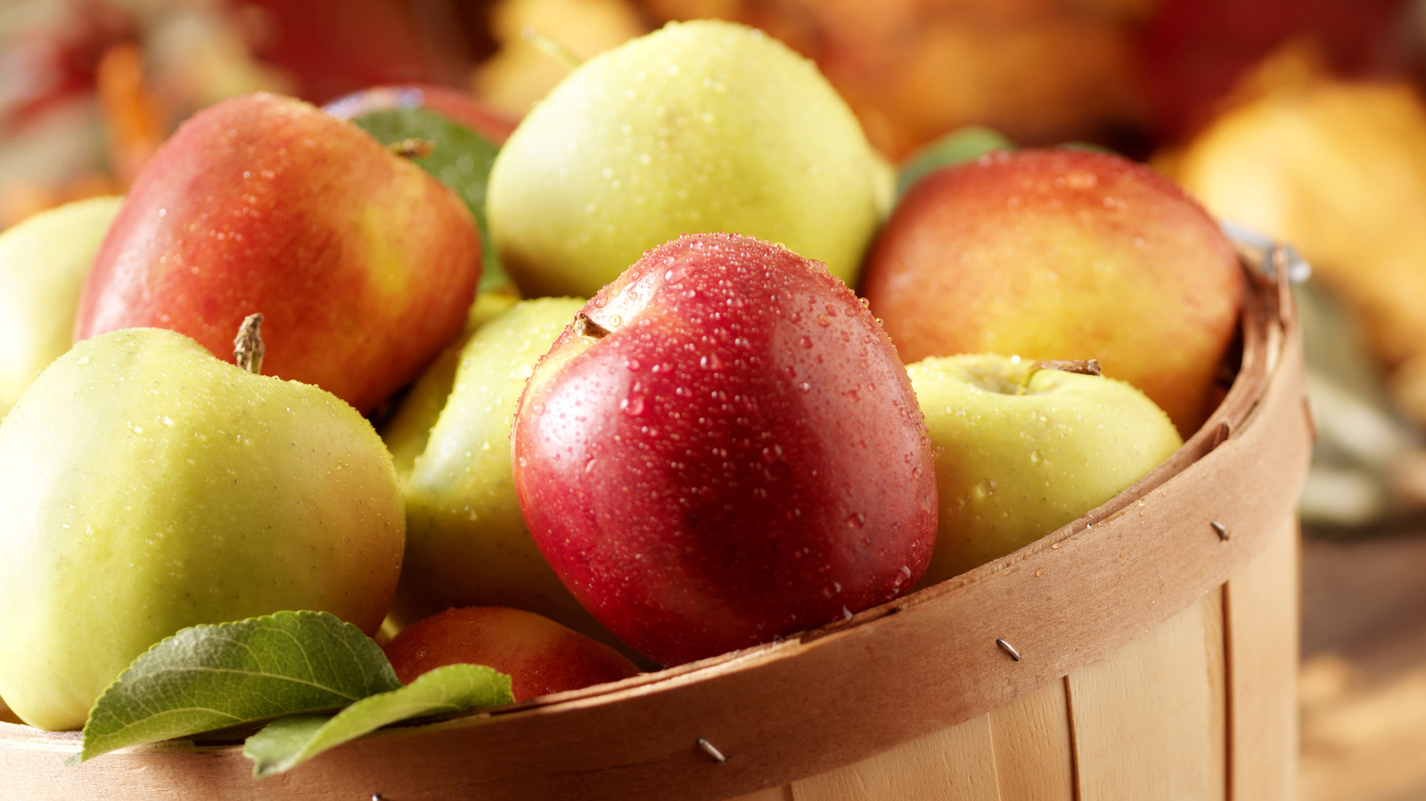 The Difference Between Golden And Red Delicious Apples Isn't Just Color