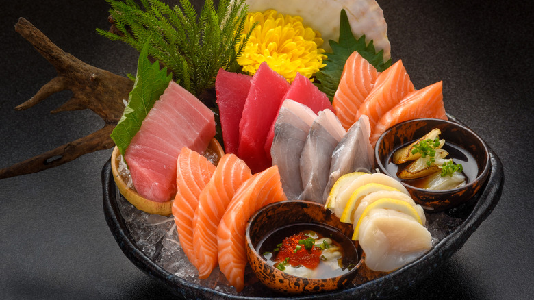 En visning af farverig rå sashimi på is 