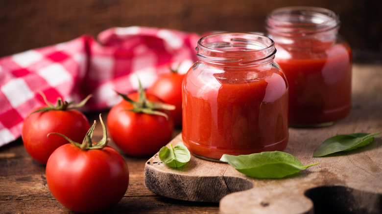 Tomato sauce and fresh tomatoes