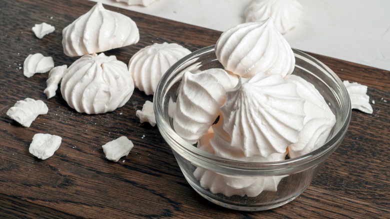 French meringues in a bowl