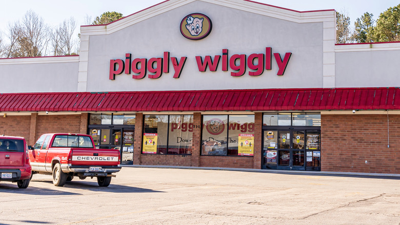 Entrance to a Piggly Wiggly 