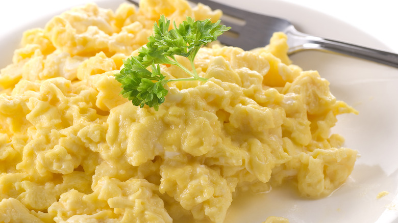 Scrambled eggs with parsley 