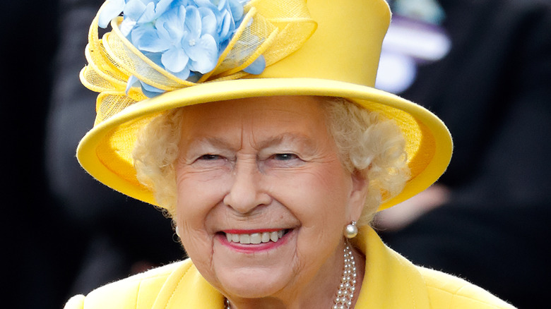 Queen Elizabeth in yellow suit and hat