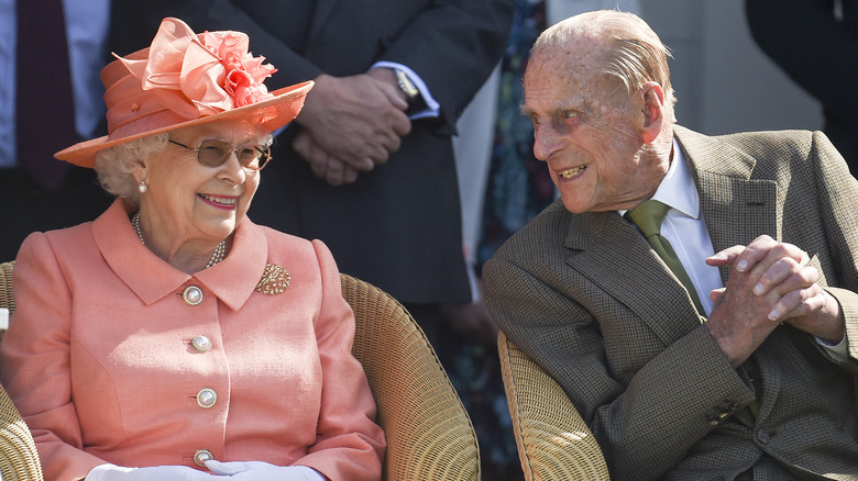  Królowa Elżbieta i książę Filip uśmiechają się