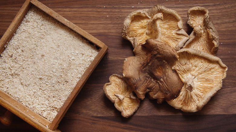 Shiitake mushrooms and powder