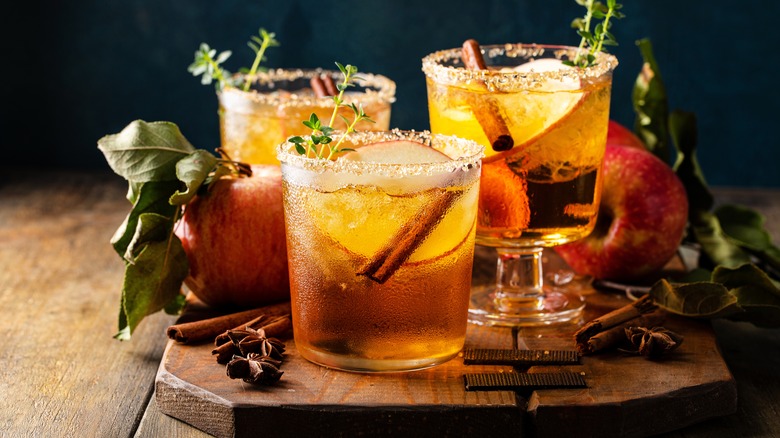 Cocktails with apples and cinnamon