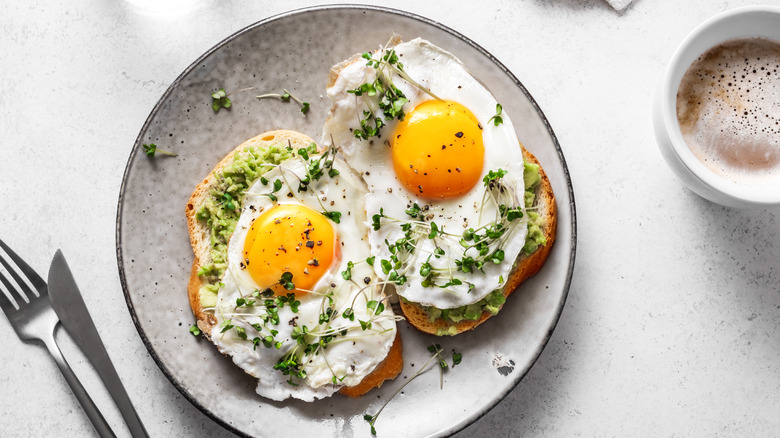 Fried eggs on toast