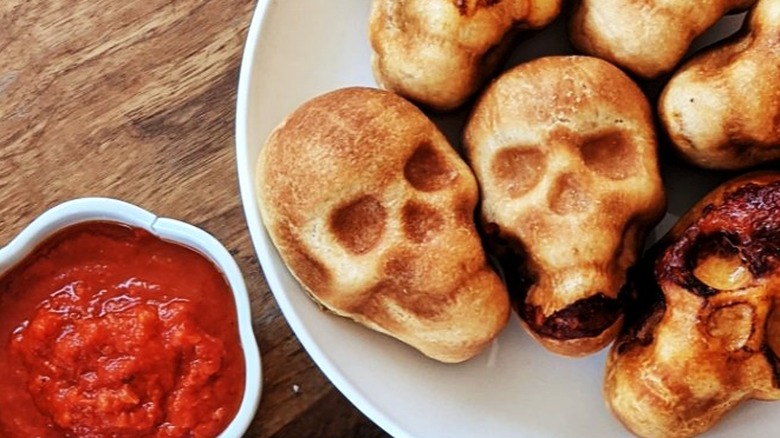 Pizza skulls with sauce