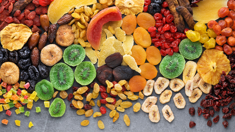 mixed dehydrated fruits