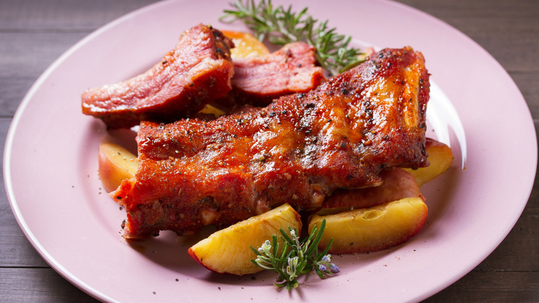 Rack of ribs with sliced apple and garnish