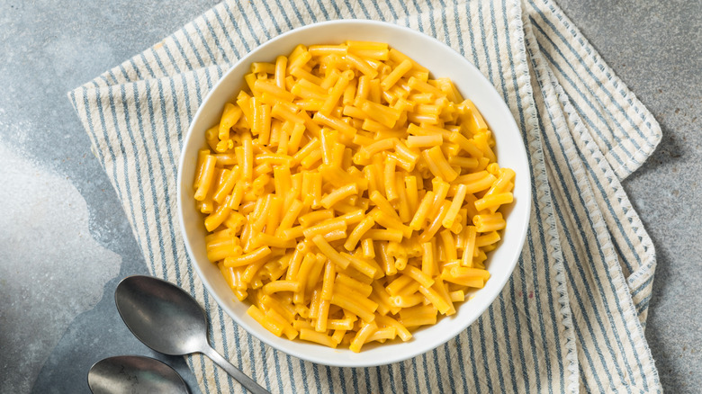 Bowl of nac and cheese on striped napkin