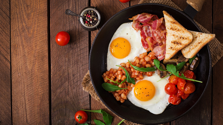 An English breakfast with beans