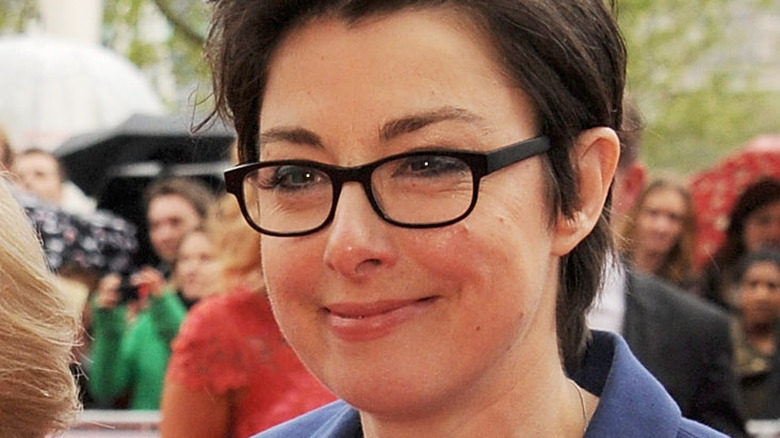 sue perkins wearing glasses