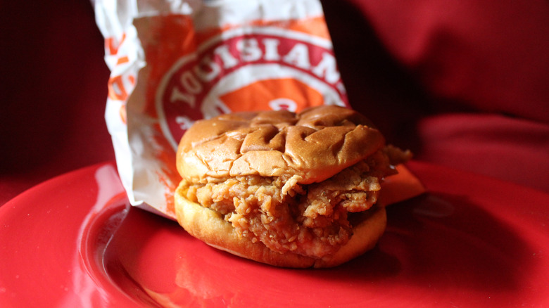 Popeyes chicken sandwich red plate