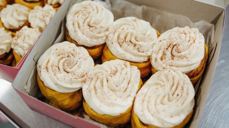 Six frosted cinnamon rolls from Gogo's in a pink box