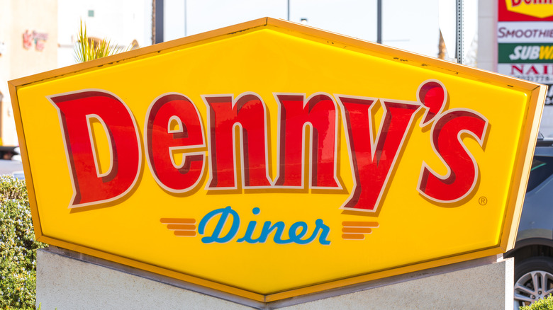 Denny's sign