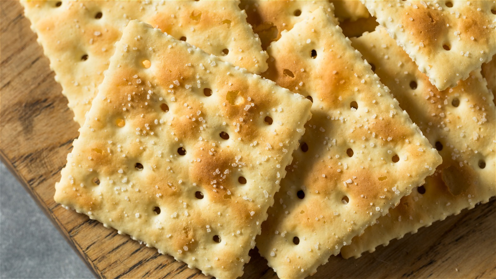 the-hot-tip-to-make-saltines-the-perfect-crouton-substitute