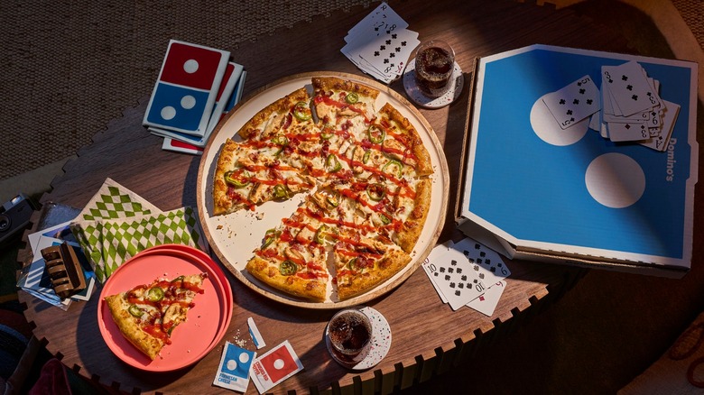 Overhead view of spicy chicken bacon ranch pizza