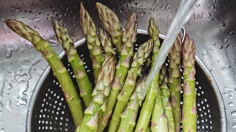 Asparagus washing in a strainer