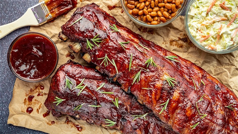 Barbecue ribs with garnish and sides