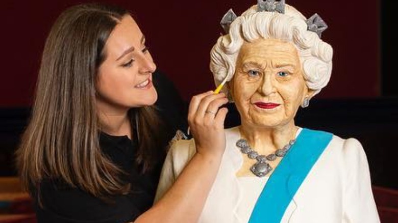 TikTok baker with cake depicting Elizabeth II