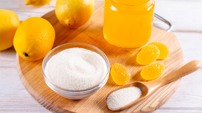 Lemon jelly with pectin bowl