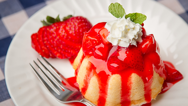 strawberry shortcake with fork