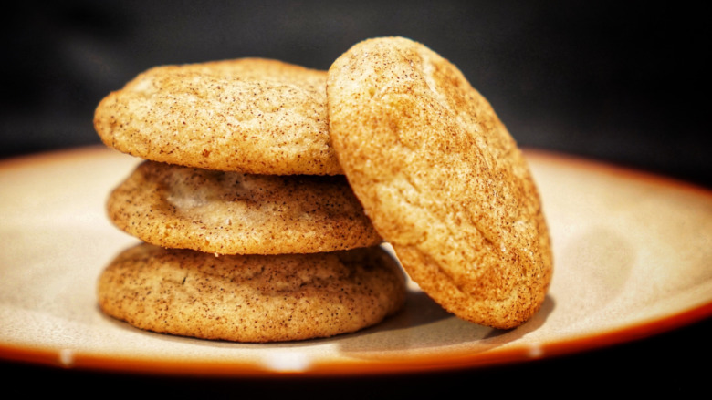 A plate of snickerdoodle cookies