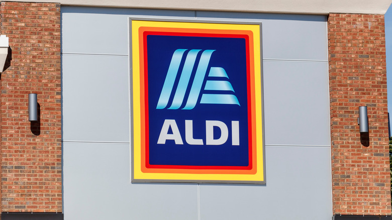 Aldi's storefront sign