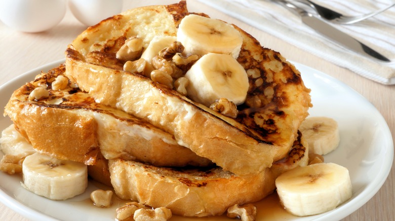 French toast with bananas and walnuts