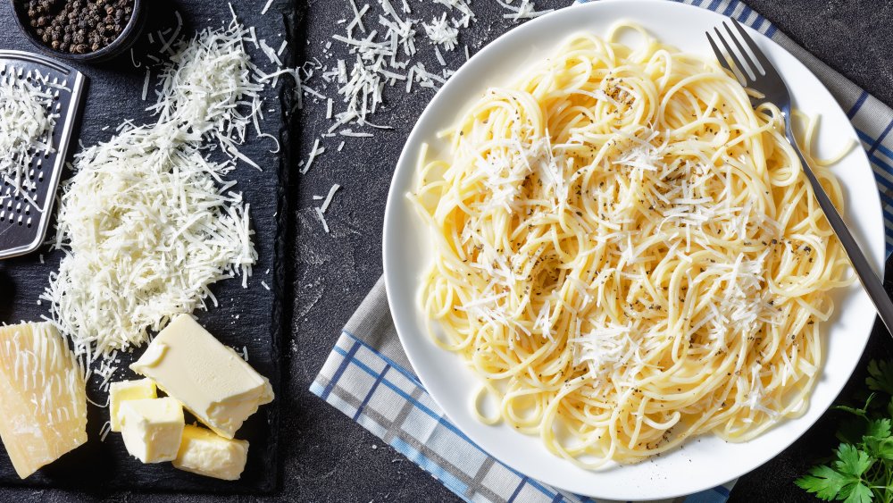 Cacio e pepe with pepper and cheese