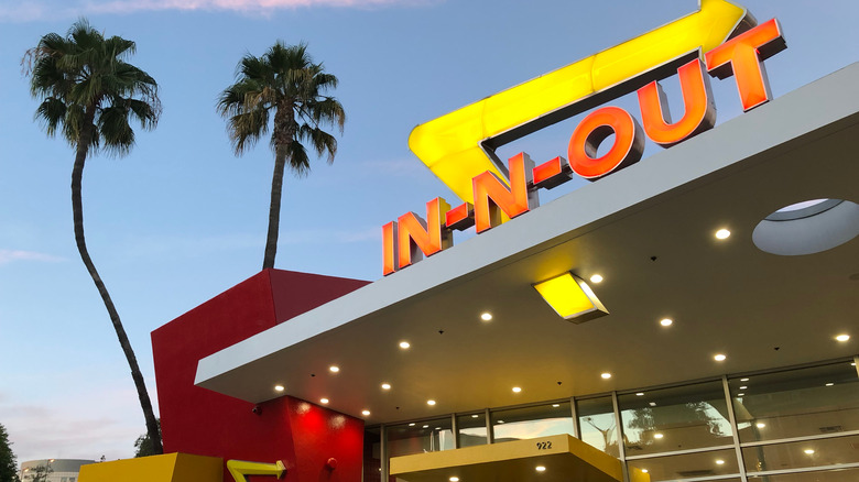 in-n-out restaurant storefront