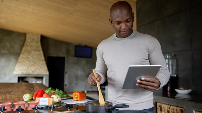 man cooking online recipe