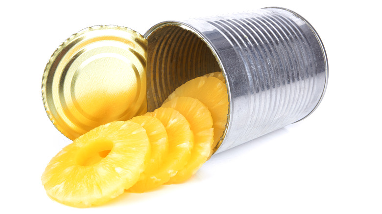 Canned pineapples 