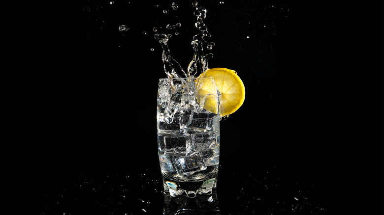 fizzy water with lemon