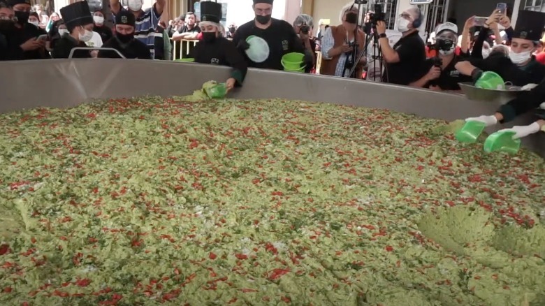 world's largest serving of guacamole
