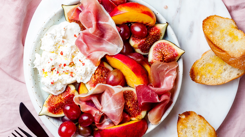 Burrata with meat and fresh fruit