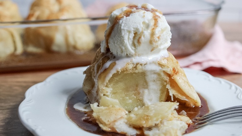 Apple dumpling with ice cream