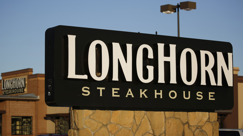 LongHorn Steakhouse sign and restaurant