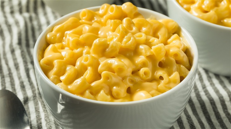 mac and cheese white bowl