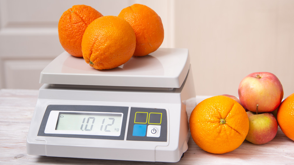 Oranges on scale