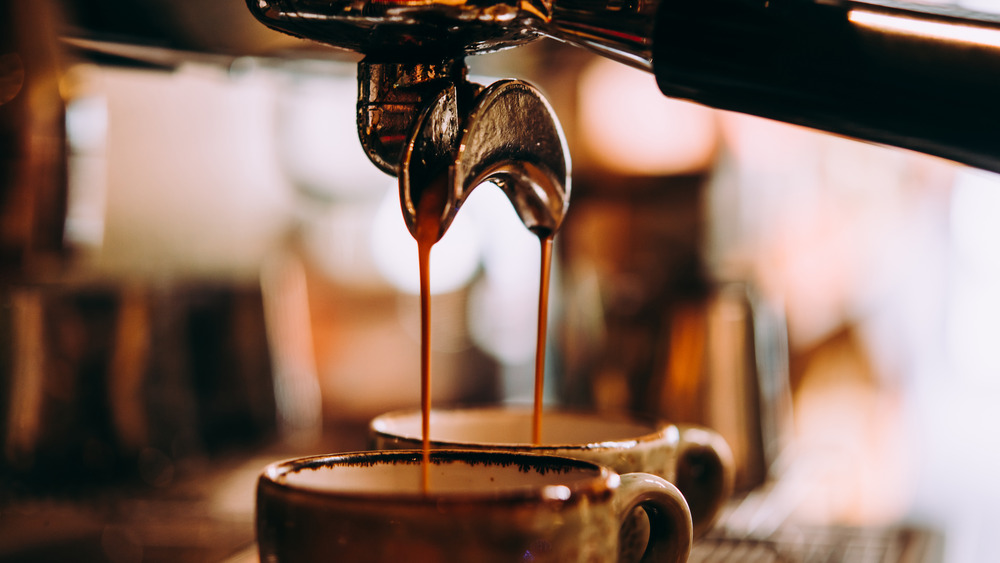 Espresso machine filling mugs