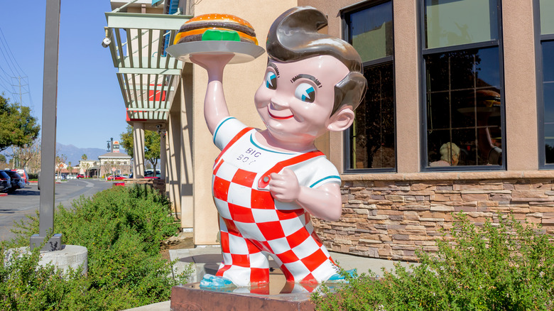 Big Boy statue outside restaurant