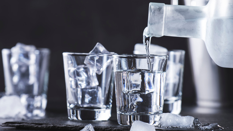  Vodka hældes i glas med is