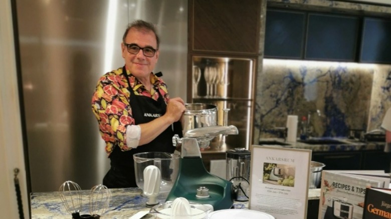 Jürgen Krauss giving a baking demonstration