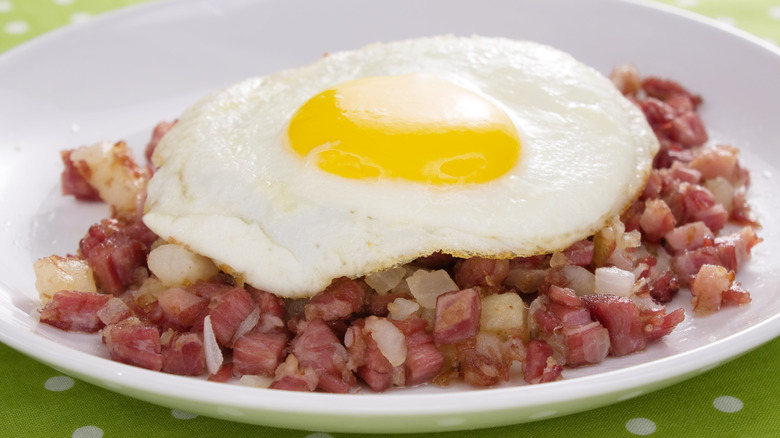 A fried egg on corned beef hash