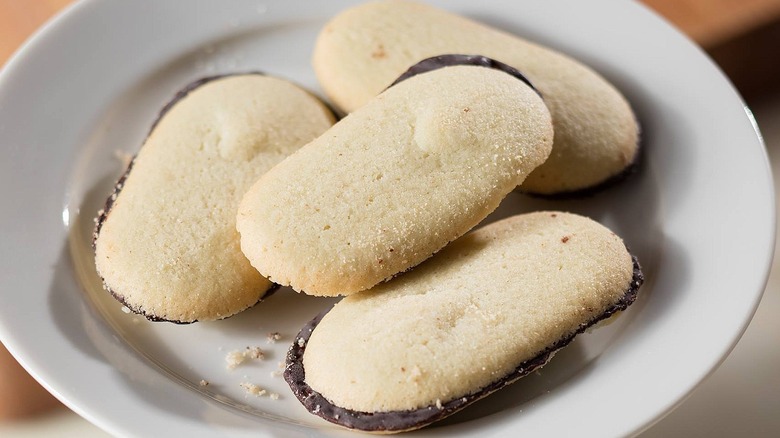 plate of three Milano cookies